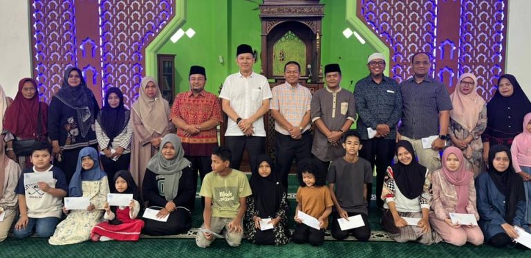 Kebersamaan di PNP, Anak Yatim Keluarga Dosen dan Tendik Terima Santunan dari Pengurus Masjid.
