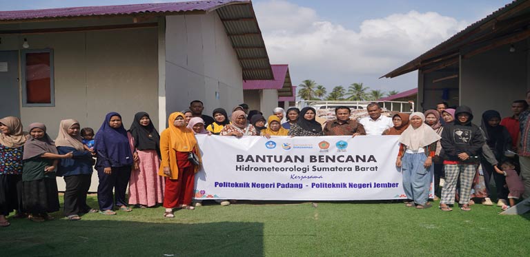 Solidaritas Kampus Vokasi, PNP dan Politeknik Negeri Jember Salurkan 122 Paket Bantuan bagi Warga Kapalo Koto dan Batu Busuk